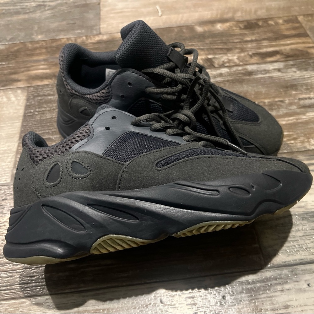 ADIDAS X YEEZY Boost 700